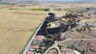 Temizlik için yakılan ateş ekili arazi ile 600 balya samanı küle çevirdi