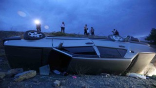 Terasa takılan otomobil onlarca metre yükseklikten düşmekten kurtuldu: 7 yaralı