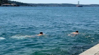 Termometreler 39 dereceyi gösterdi, sıcaktan bunalanlar boğazın serin sularına atladı