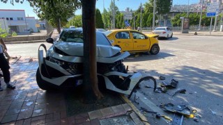 Ticari taksi ile otomobil çarpıştı: 2 yaralı