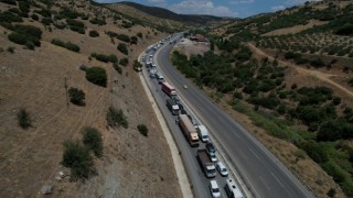 Tır yan yattı, yol 3 saat kapalı kaldı
