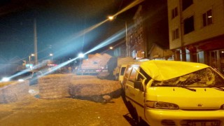 Tırdaki saman balyaları park halındaki araçların üzerine düştü