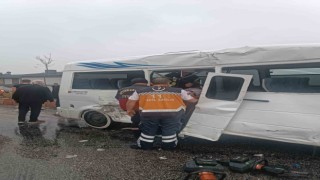 Tırla dolmuşun çarpıştığı kazada 9 kişi yaralandı
