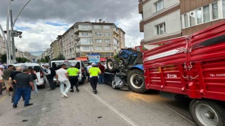 Tokatta freni boşalan traktör aracın üstüne çıkarak durabildi