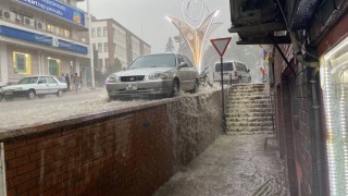 Tokatta yollar nehre döndü, ceviz büyüklüğünde dolu yağdı
