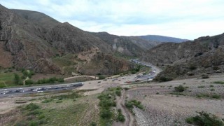 Tortumda heyelan: Erzurum-Artvin karayolu trafiğe kapandı