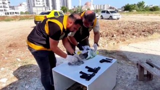 Toz deterjan paketinde 13 silah yakalattı, Silahlara merakım var, biriktiriyorum dedi