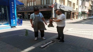 Trafiğe kapalı olmasına rağmen her çeşit aracın işgal ettiği sokaktaki esnaf kendi çözümünü üretti