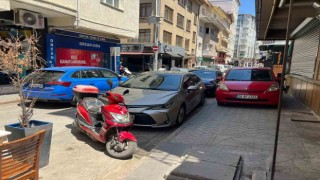 Trafiğe kapalı sokağı motosikletlerden sonra şimdi de otomobiller işgal etti