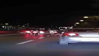 Trafiği tehlikeye soktuğu yetmedi, kontrollü şerit değiştiren aracın aynasını kırdı