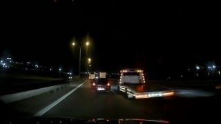 Trafik magandaları bu kez çekici sürücüsü çıktı: İki otomobil sürücüsünü yol boyunca taciz ettiler