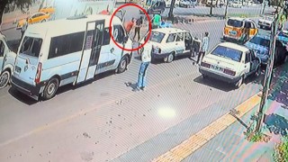 Trafikte husumetli şahısların silahlı kavgası güvenlik kamerasına yansıdı: 1 yaralı