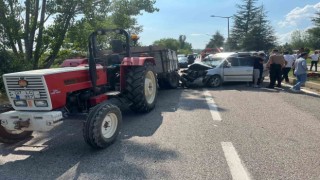 Traktör römorkuna arkadan çarpan araç hurdaya döndü: 5 yaralı