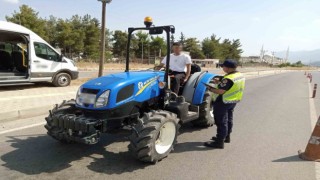 Traktör sürücülerine Jandarmadan özel denetim