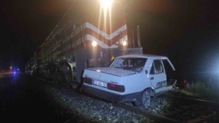 Trenin çarptığı otomobil sürücüsü şans eseri hafif yaralandı