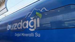 Trenler su firmasının reklamı ile kaplandı: Vatandaş manzarasız tren yolculuğuna tepki gösterdi