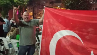 Türkiyeyi destekleyen Alman taraftardan bozkurt işareti