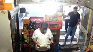 Ümraniyede dükkanlardan vergi levhası parası isteyen şahıslar yakalandı