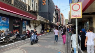 Uyarı levhalarını dikkate almayan motosiklet sürücülerine esnaf ve vatandaşlardan tepki