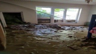 Uzunderede heyelan nedeniyle bazı evler toprak ve kaya parçaları ile doldu