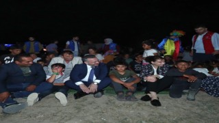 Vali Aksoy eşiyle yerde bağdaş kurup mevsimlik işçilerin çocuklarıyla film izledi