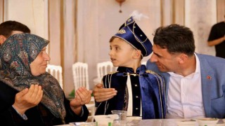 Vali Aygöl, şehit ailesini mutlu günde yalnız bırakmadı