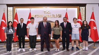 Vali Canbolat, LGSde tam puan alan öğrencileri ağırladı