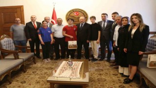 Vali Dallı, LGSde Türkiye birincisi olan öğrencileri kabul etti