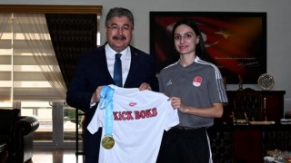 Vali Dr. Yılmaz'dan Kick Boks Şampiyonu Aybüke'yi Tebrik
