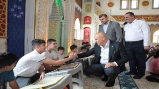 Vali Koç, kuran kursundaki çocuklarla bir araya geldi