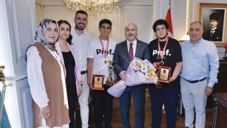 Vali Köşger, YKS Başarılı Öğrencileri ve Eğitimcileri Ağırladı