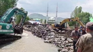 Vali Mustafa Çiftçi, Tekmanda sel yaşanan mahallelerde incelemelerde bulundu