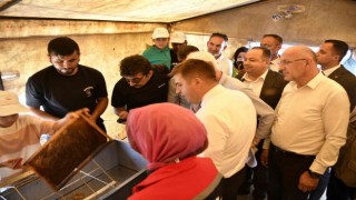 Vali Sarıibrahim, yaylada düzenlenen bal hasadına katıldı