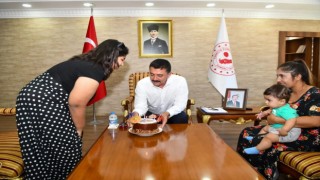 Vali Tekbıyıkoğlundan özel çocuğa sürpriz doğum günü