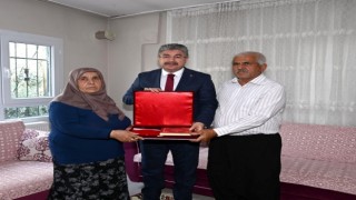 Vali Yılmaz, 15 Temmuz şehidi Mehmet Karacatilkinin ailesini ziyaret etti