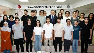Vali Yılmaz, Başarılı Öğrencilere Ödül Verdi