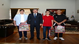 Vali Yılmaz Osmaniye'de LGS'de Türkiye birincisi alan öğrencileri kabul etti.