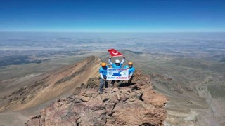 Van Gölüne dikkat çekmek için Erciyes Dağına tırmandılar