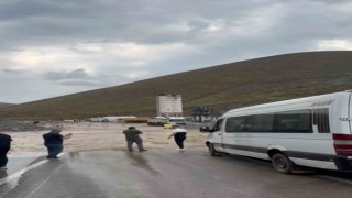 Van-Hakkari karayolunda onlarca araç selde mahsur kaldı