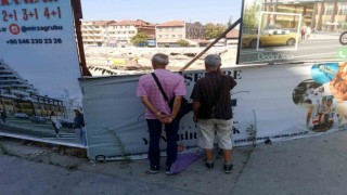 Vatandaşlar eski otogardaki iş makinelerini ilgiyle seyrediyor
