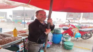 Yağışa hazırlıksız yakalanan pazarcı esnafı zor anlar yaşadı