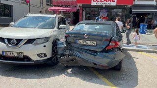 Yağışlı havada park halindeki 4 araca çarptı: 1 yaralı