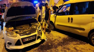 Yalovada kontrolden çıkan hafif ticari araç 2 otomobile çarptı