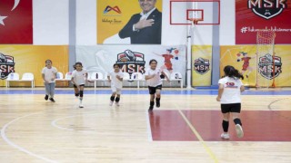 Yaz kurslarında geleceğin voleybolcuları yetişiyor