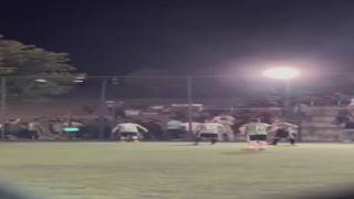 Yeşil saha boks ringine döndü, futbolcular arasında kavga çıktı