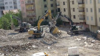 Yıkım yapan iş makinası devrildi