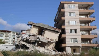 Yıkımı gerçekleştirilen 6 katlı bina yandaki az hasarlı binanın üzerine devrildi
