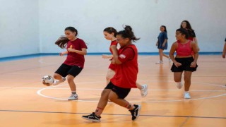Yıldız Kızlar salon futbolu ile tanıştı
