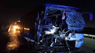Yolcu otobüsü kamyona arkadan çarptı: 1 ölü, 14 yaralı