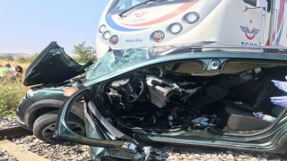 Yolcu treni hemzemin geçitte otomobile çarptı: 3 ölü
